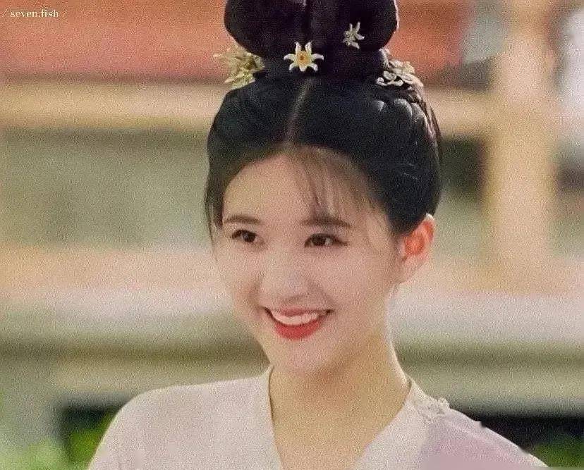 因为张子枫的斜方肌又鼓起来了?大大的一块气质太被影响