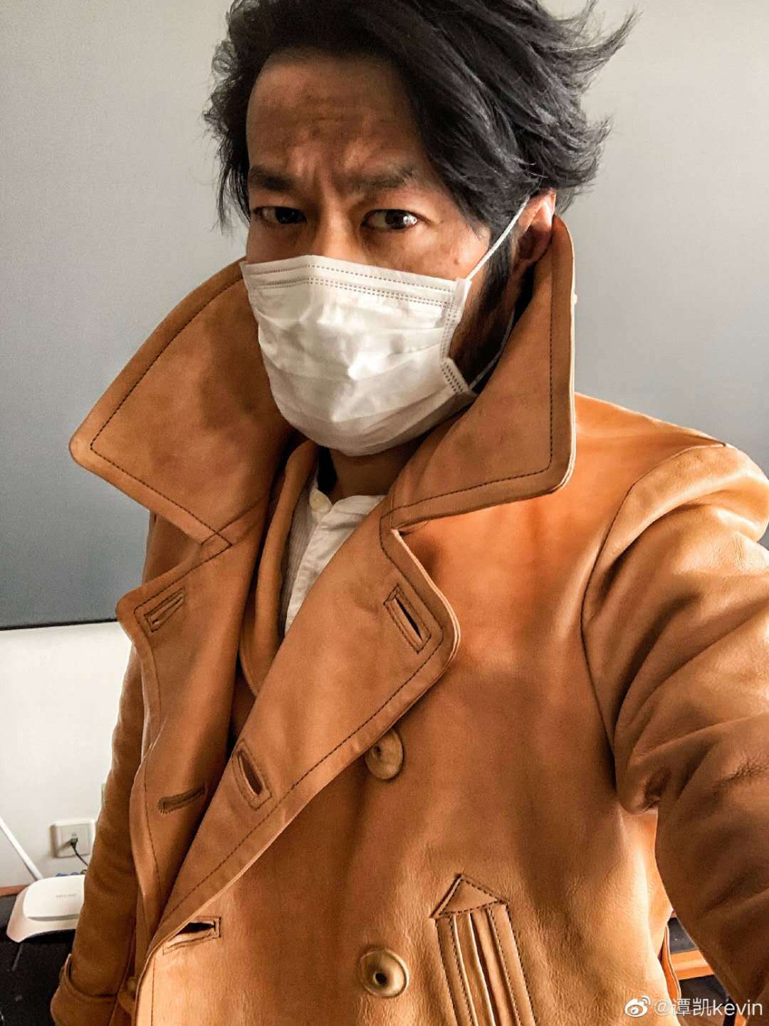 谭凯晒戴口罩照片 祝愿早日春暖花开_疫情_眉目_大叔