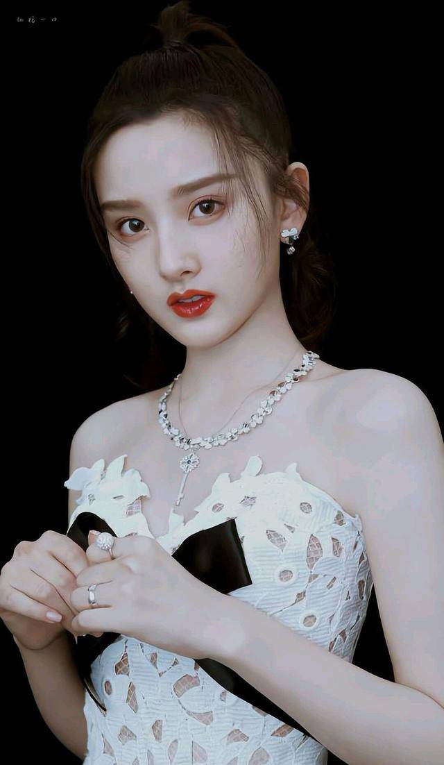 宋祖儿一张娃娃脸娇小可爱甜美清纯