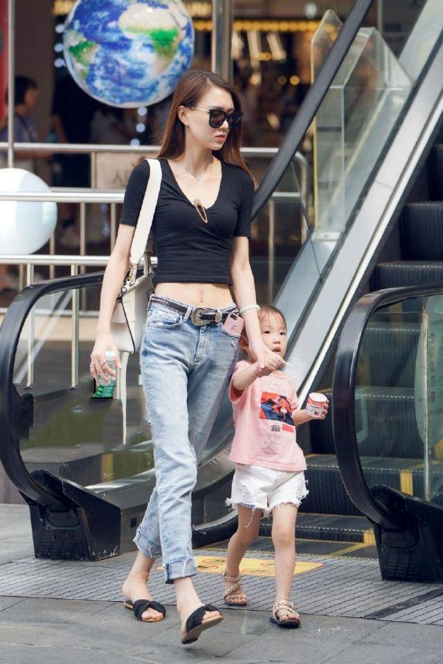 街拍身材丰满的辣妈风韵犹存的姿态让人着迷