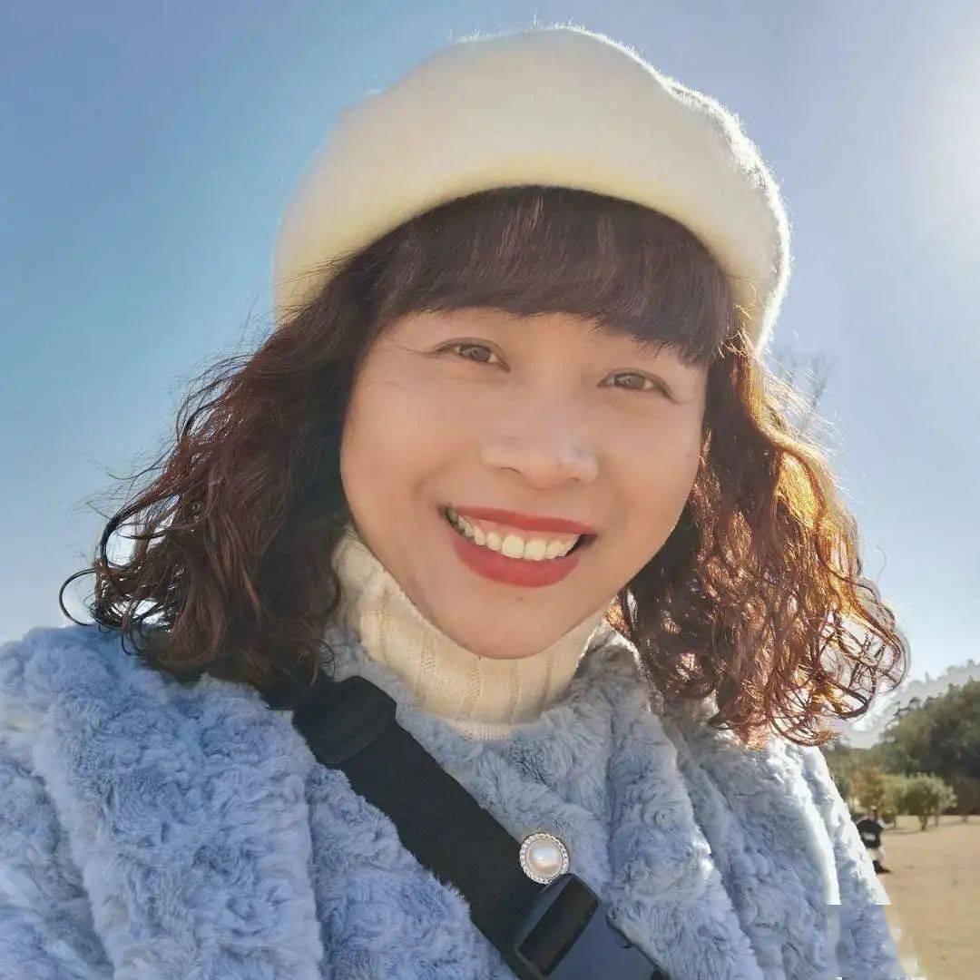 汪秦华初二(1)班张艺瑶家长她是一位兢兢业业的高级验光师,经常收到