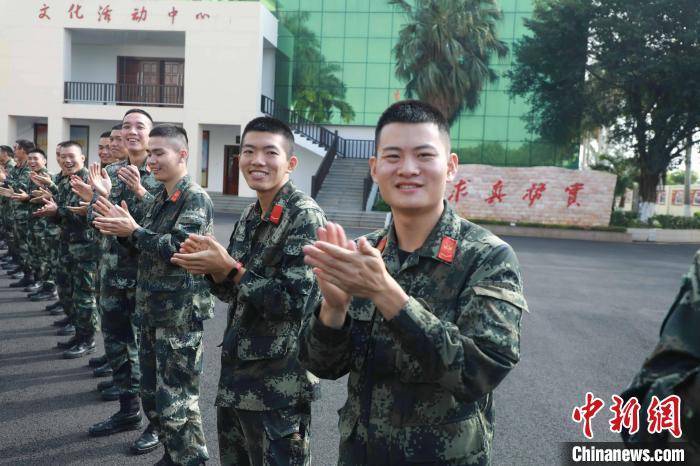 海南武警新兵入队迎新年