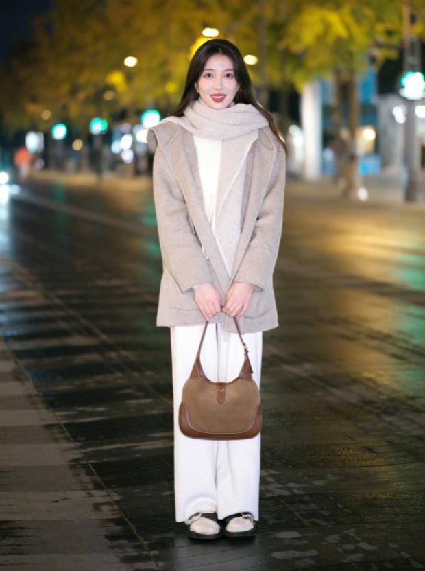 体育外围雪尼尔裤也太好搭了一条裤子配搭出多种气势派头聚会见家长都够了(图2)