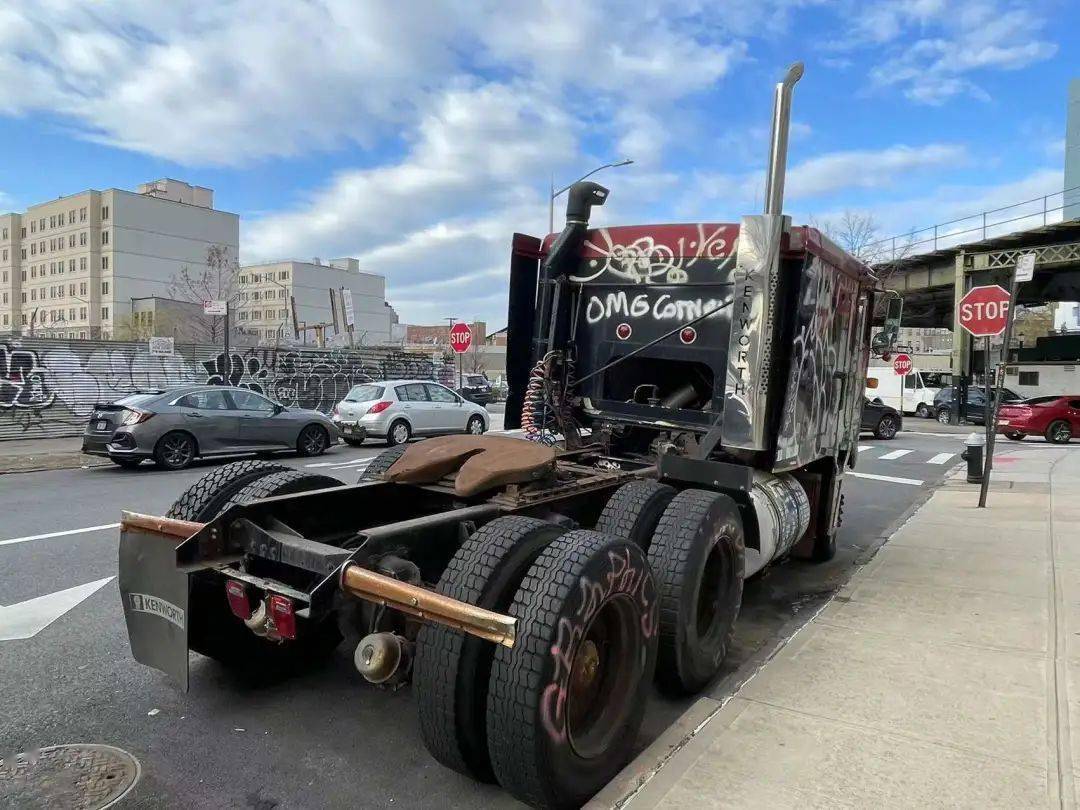 卡车纽约巧遇经典拖头kenworthk100