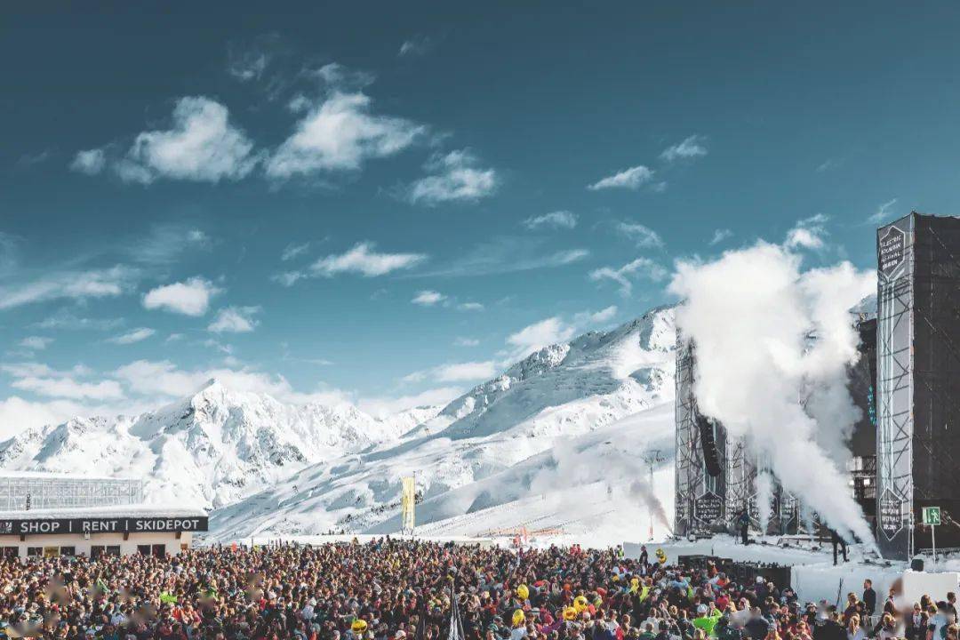 在音乐节举办的第一年,组委会成功邀请到了一位真正的大咖赶来参加这