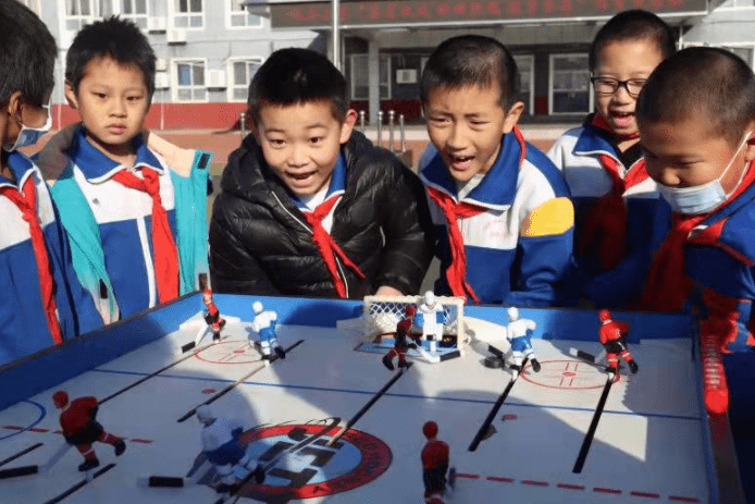 冬奥|北京这所小学千名师生在无雪的校园体验上了冰雪运动