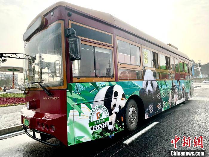 成都升级版大熊猫主题复古铛铛巴士探班萌物滚滚日常