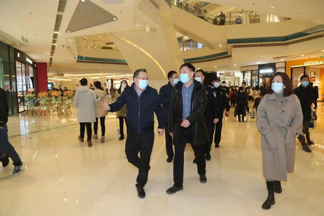 12月31日深夜至1月1日凌晨,园区分局局长张文一带队前往苏州中心,实地