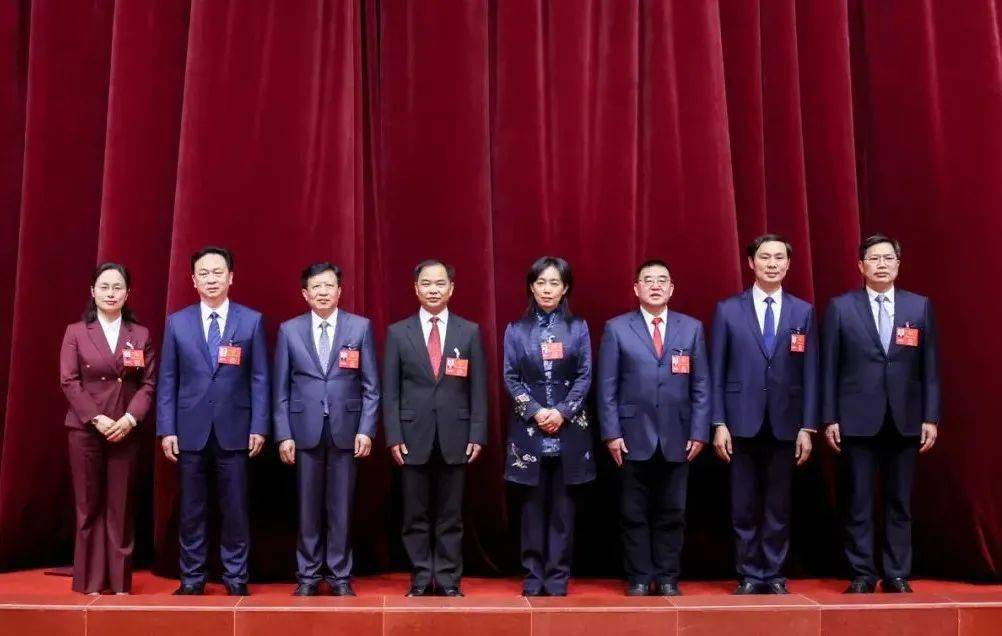 67株洲市第十六届人民代表大会常务委员会主任各位副主任合影