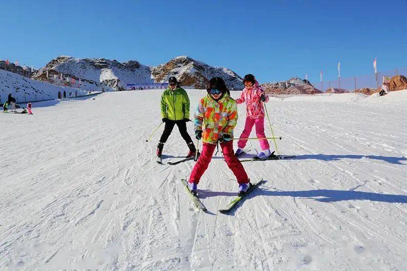 张掖山丹佛山滑雪场嘉峪关冰雪大世界向您展示出北方冰雪文化和冰雪