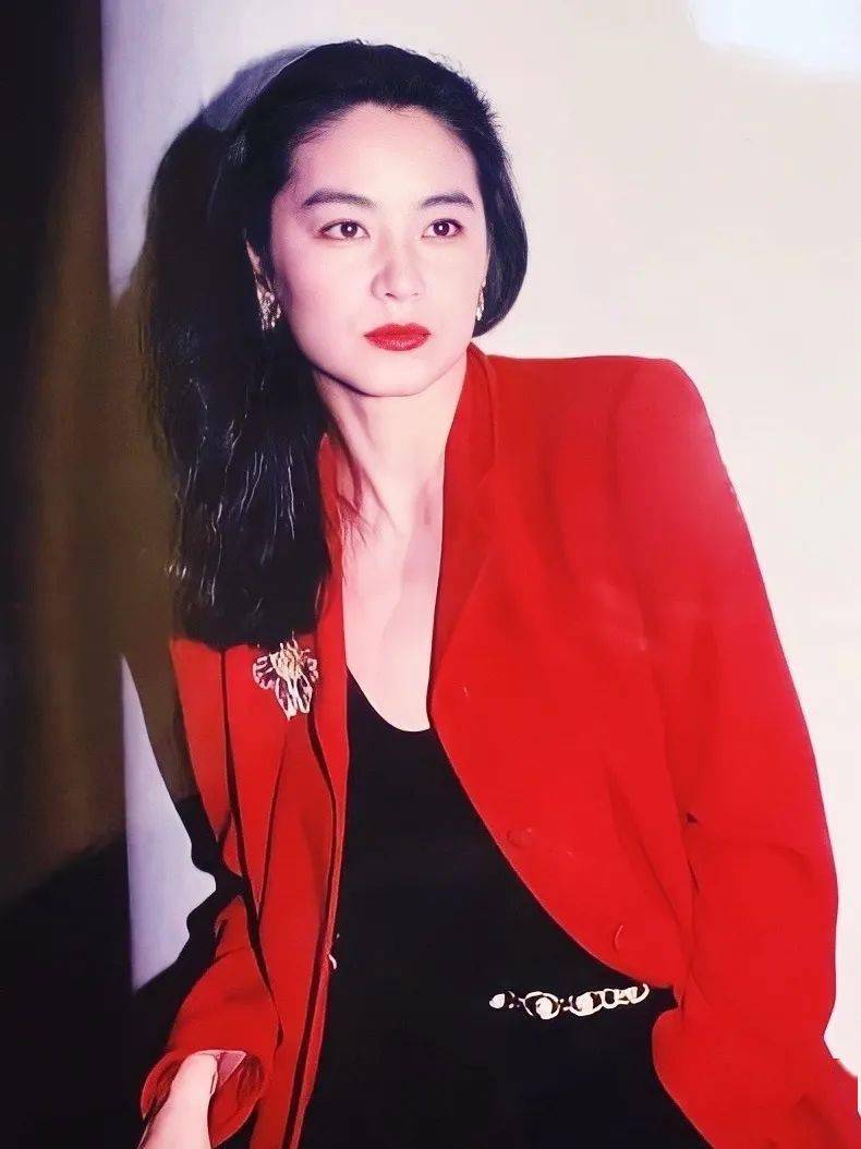 黑发一出道就“碰瓷”张柏芝的95年小花，凭什么成为新一代内娱颜霸？！