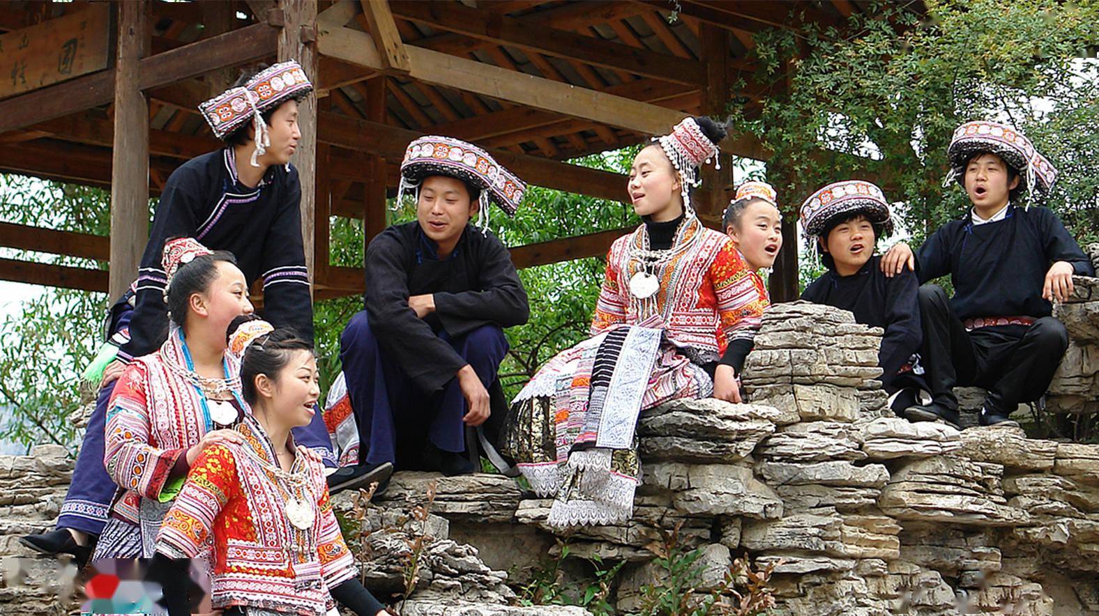 化屋村党支部书记张玉芝告诉记者:"化屋村是一个苗族村寨,从前养在