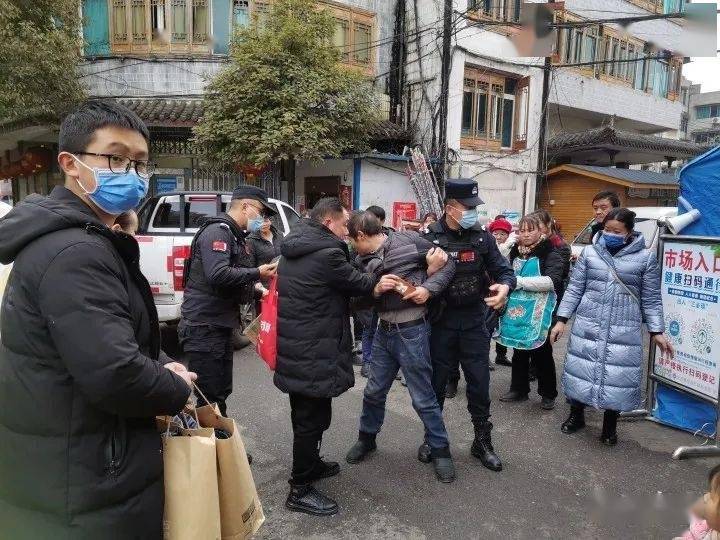 1月3日17时40分,大方特巡警机动巡逻组在巡逻至杉林路口时看见一名