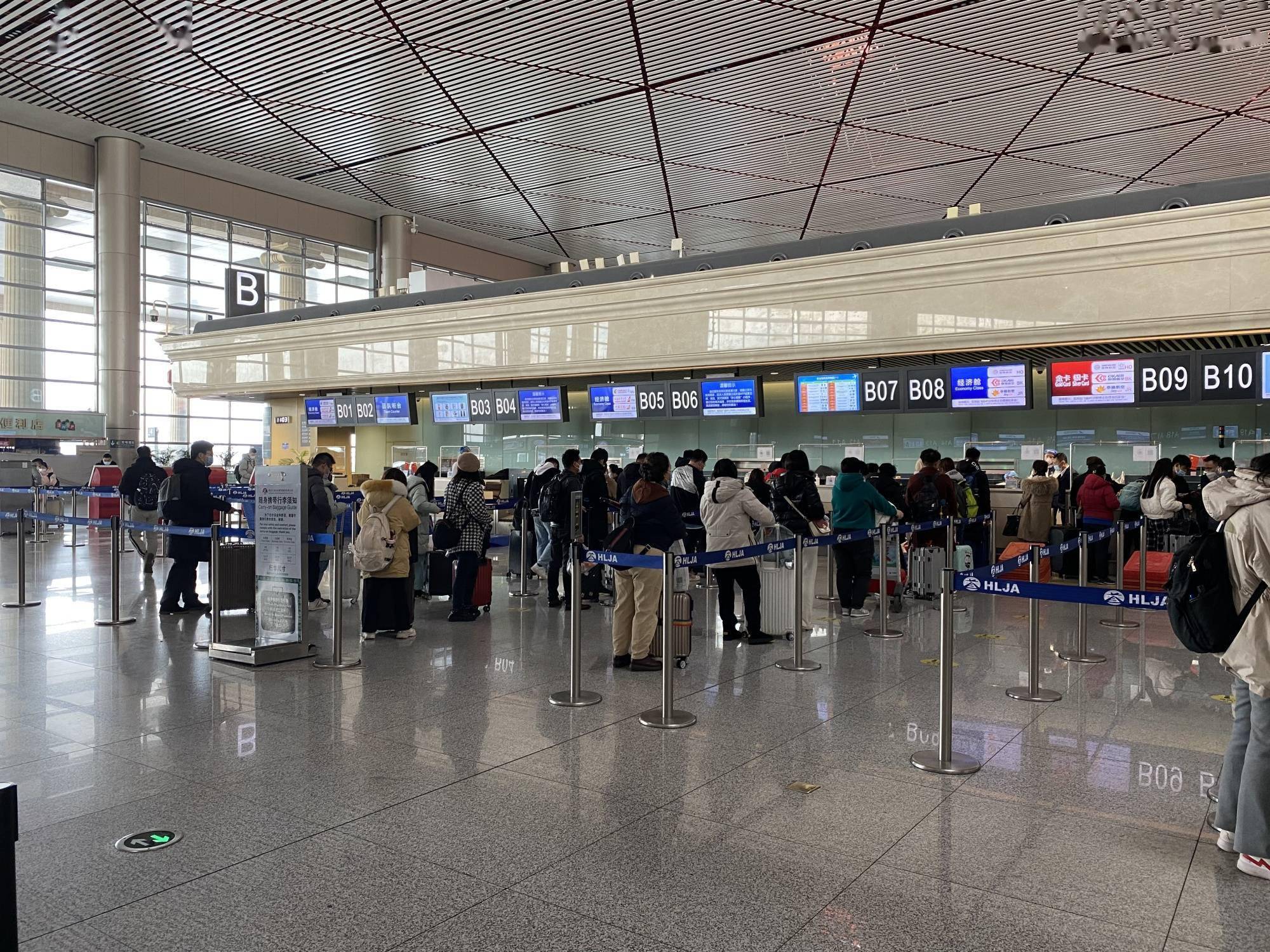 元旦小长假哈尔滨机场运送旅客8万人次_2022春运火车票开售_庞淼_赏冰