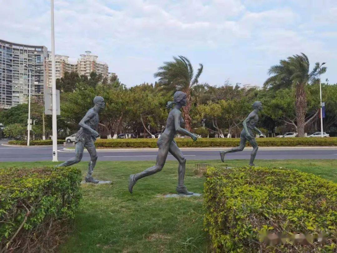 奔跑之美环岛路上的厦门马拉松雕塑群