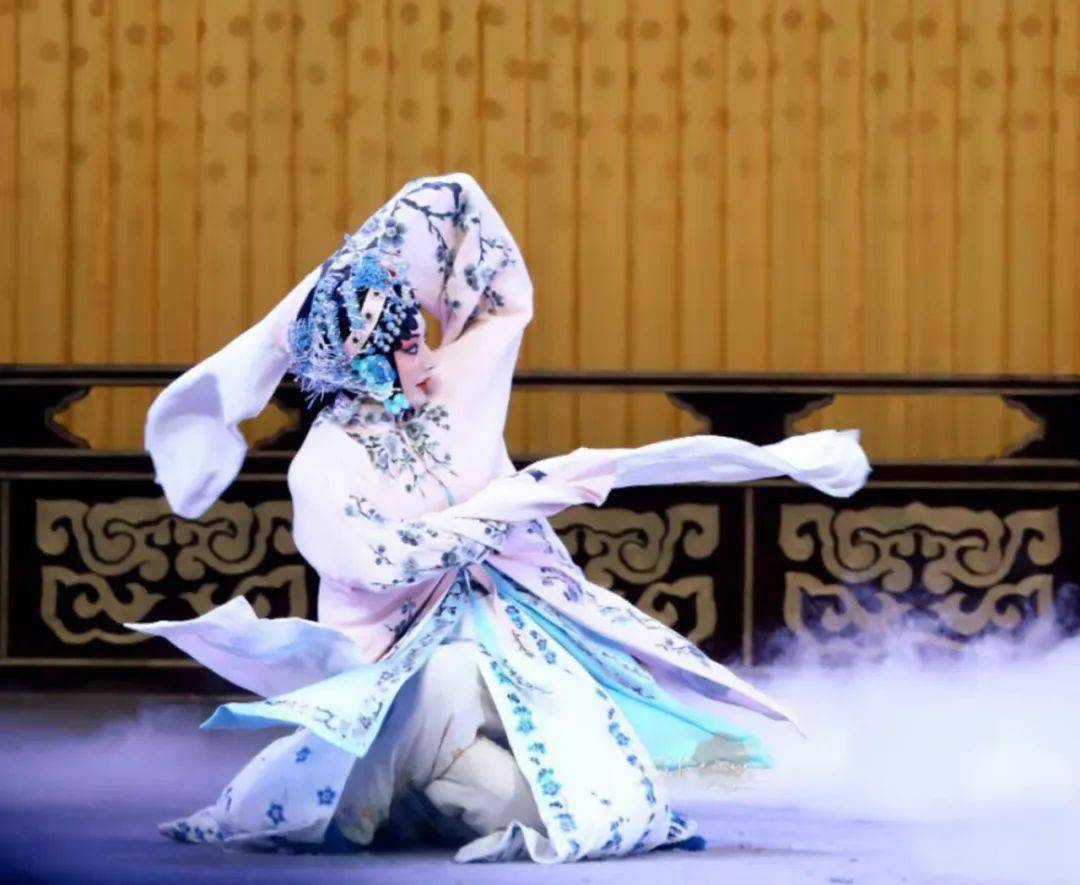 摄影)北京京剧院 郭玮《春闺梦》剧照(杳伶 摄影)上海京剧院 张娜