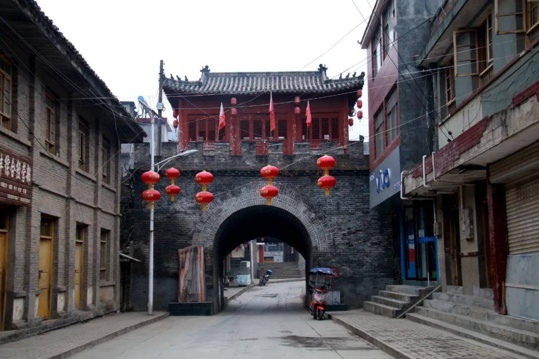 位于甘肃省康县北部云台镇白马关古城遗址《白马关古城维修碑记》载