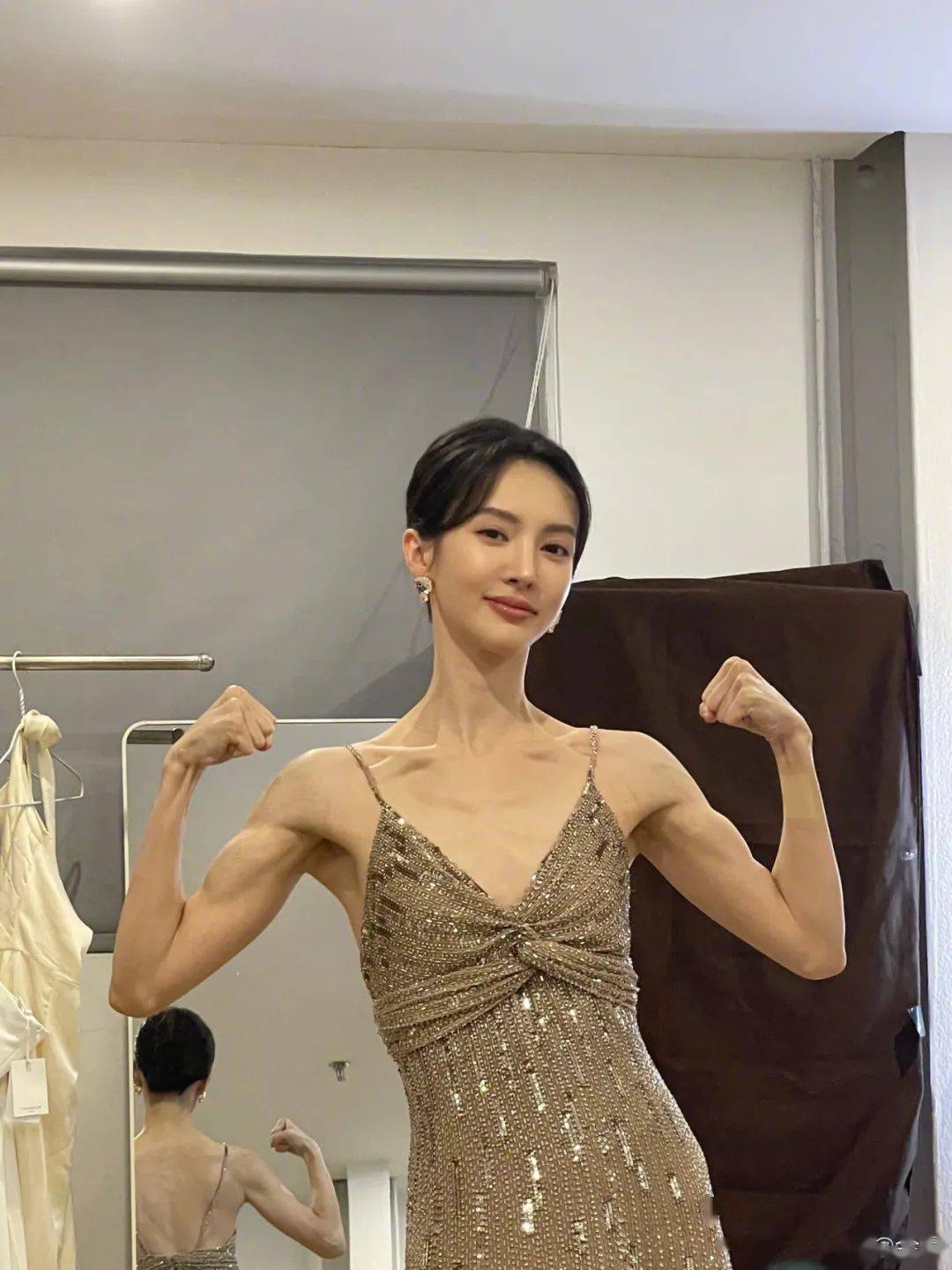 美人你以为金晨瘦脱相？实际上女星顶配从脸到身材全部“0干瘪”