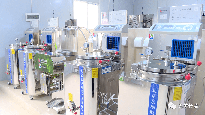 医院刚刚建设完成的智慧中药房,记者看到,10台崭新的全自动煎药设备