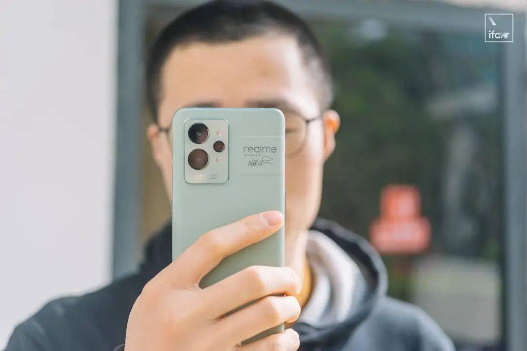 产品|真我 GT 2 Pro 体验：新骁龙 8，2K 柔性直屏，真我的高端旗舰成了？