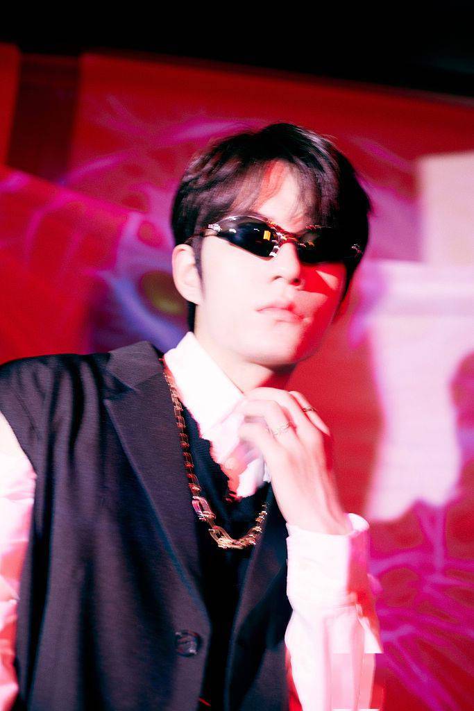 张颜齐现身时尚先生25周年盛典红色幻影大片神秘感拉满