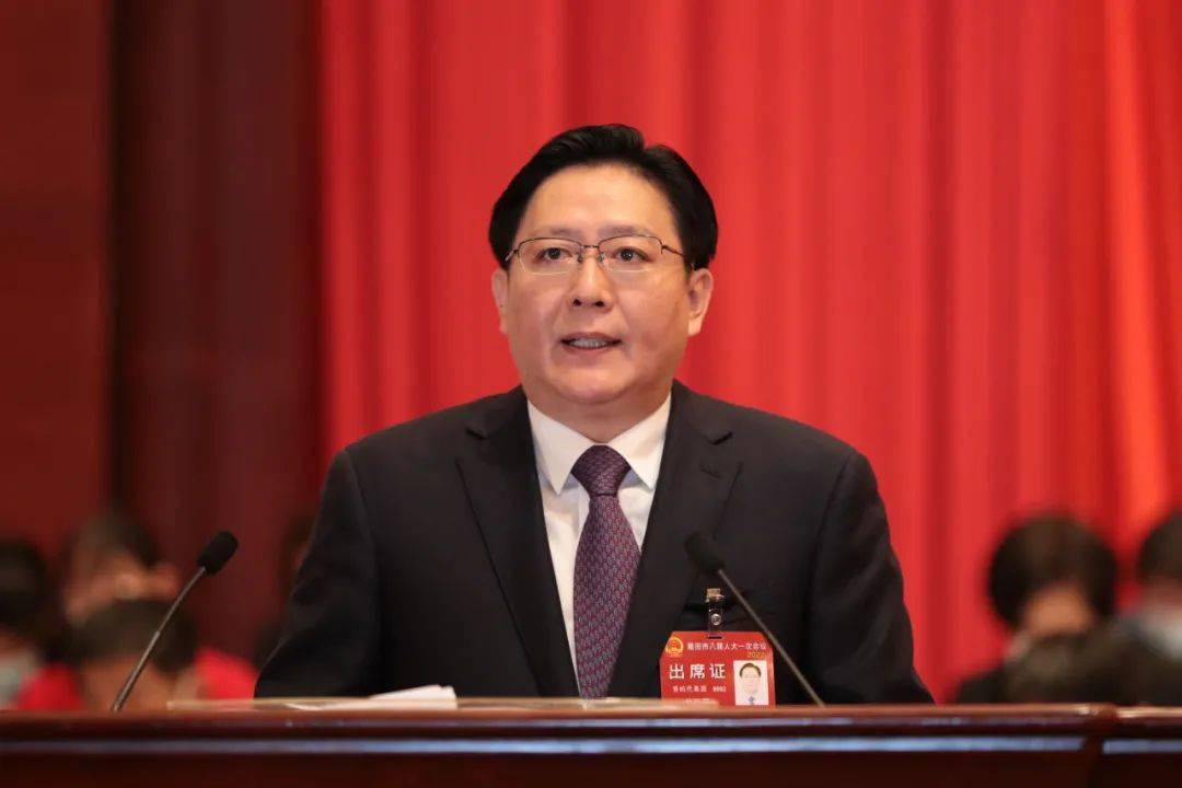 市长林旭阳代表莆田市人民政府向大会作工作报告,回顾总结了2021年及