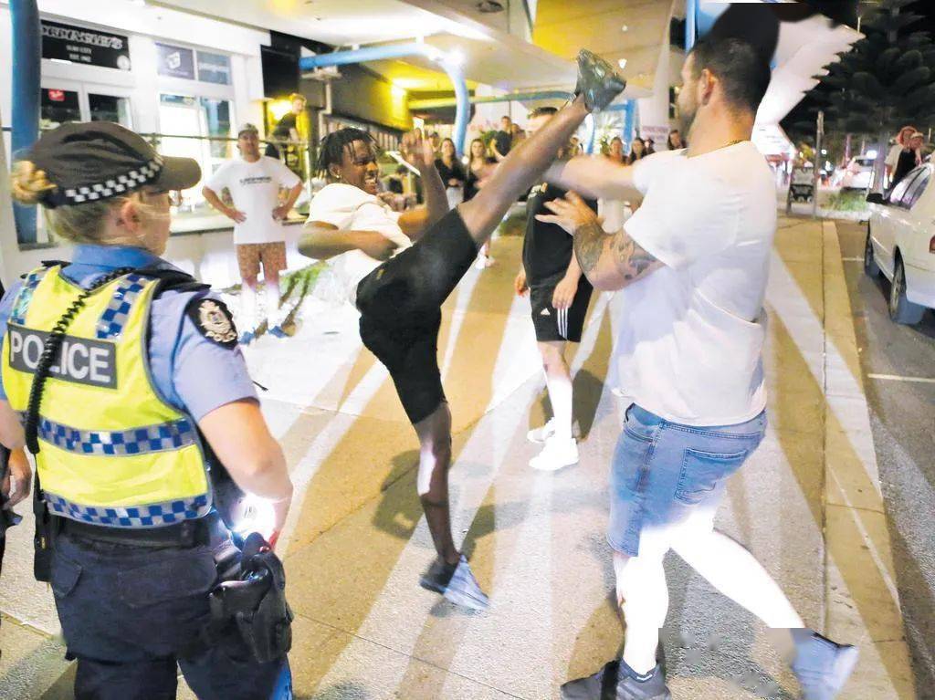 珀斯过百人在海滩边严重暴力斗殴!暴力事件频发引担忧,商铺提前关门!