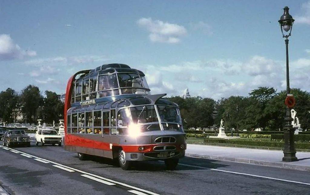 采用雪铁龙底盘的陆地宇宙飞船法国库鲁斯双层城市观光客车