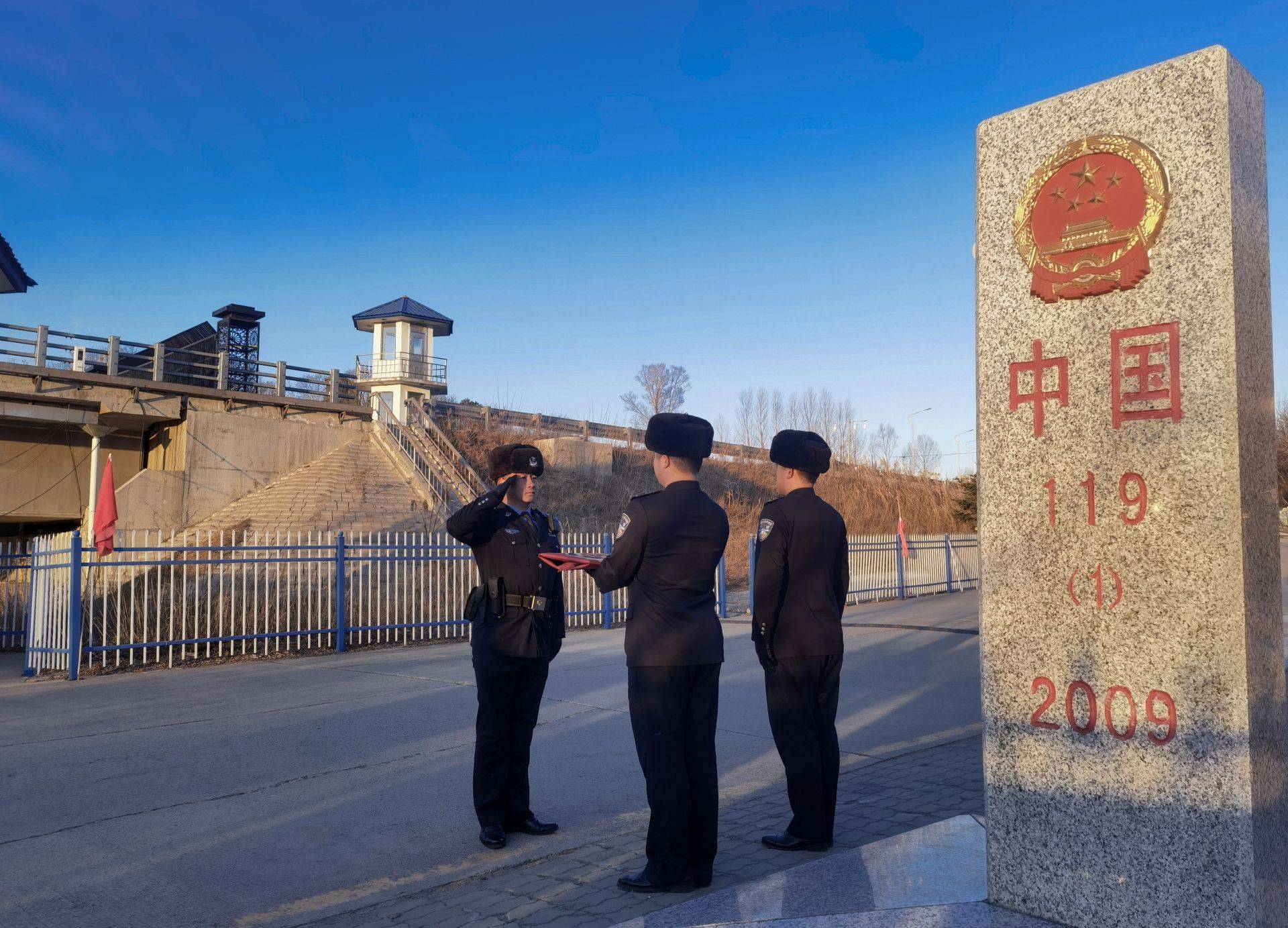 警旗在国门前传递_哨位_界碑_方式