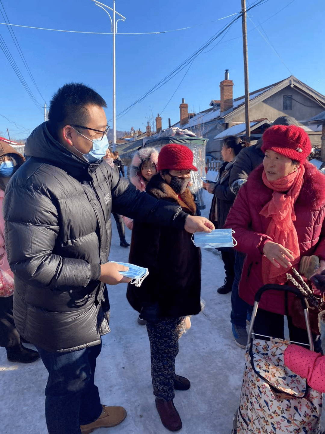 抚松县露水河镇年关赶集购物忙疫情防控不放松