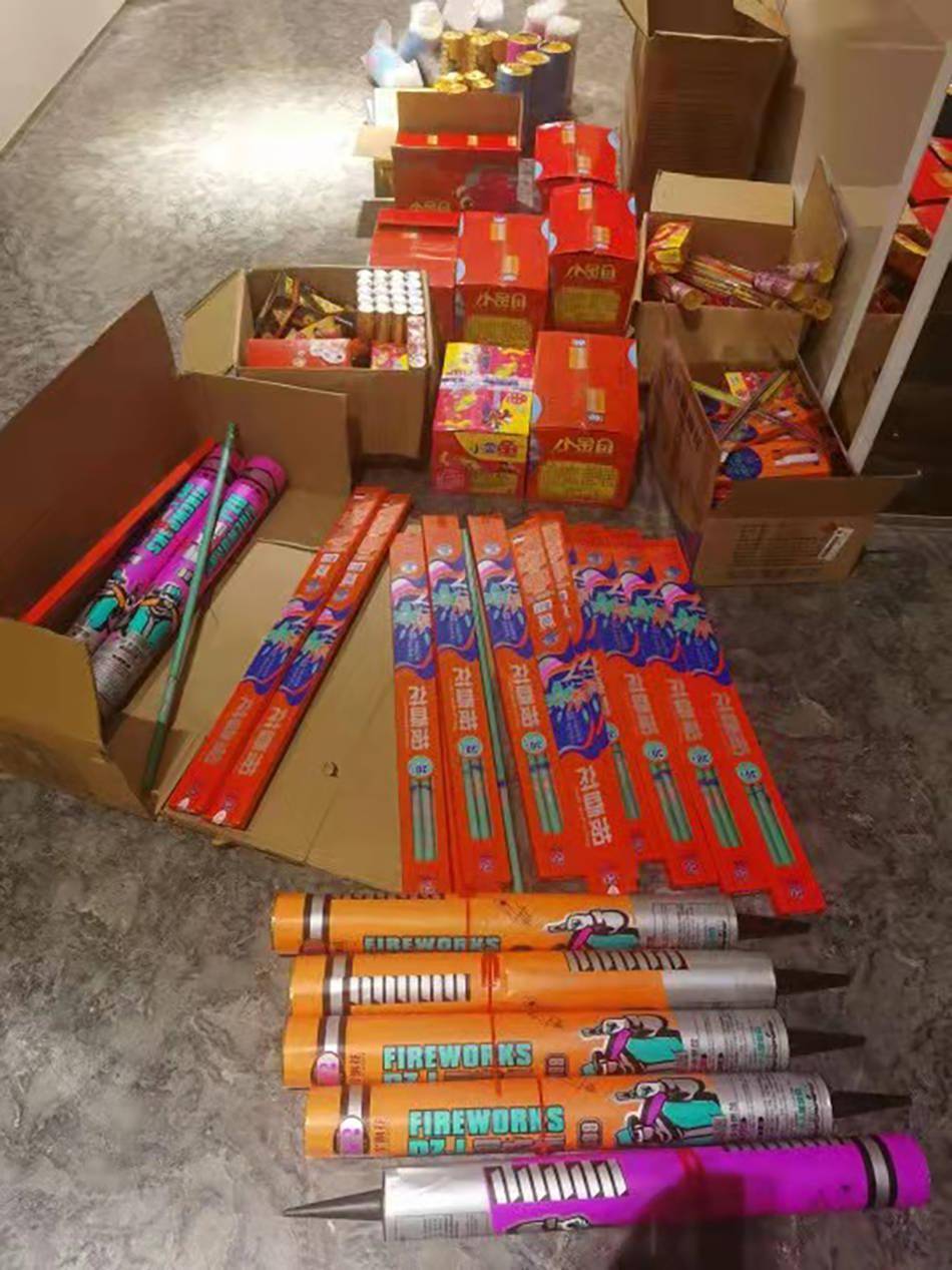 春节临近上海警方多区查处多起非法储存销售烟花爆竹案