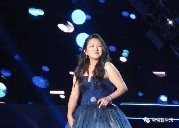 何洁回老家商演变化大,整体造型不仅没有显身材,还穿出大妈感觉_平台_一生_商业