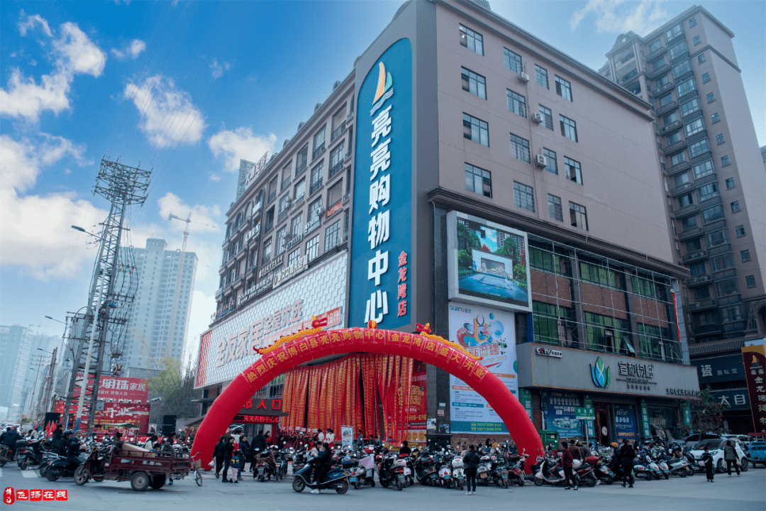 亮亮购物心地址:博白县锦绣东路086号亮亮金龙湾路口(桂林银行正对面)