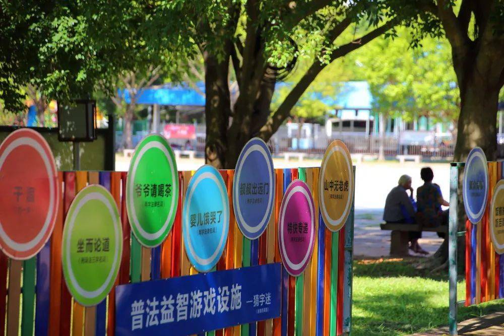 美丽罗定罗定市政广场环境优美绿意盎然