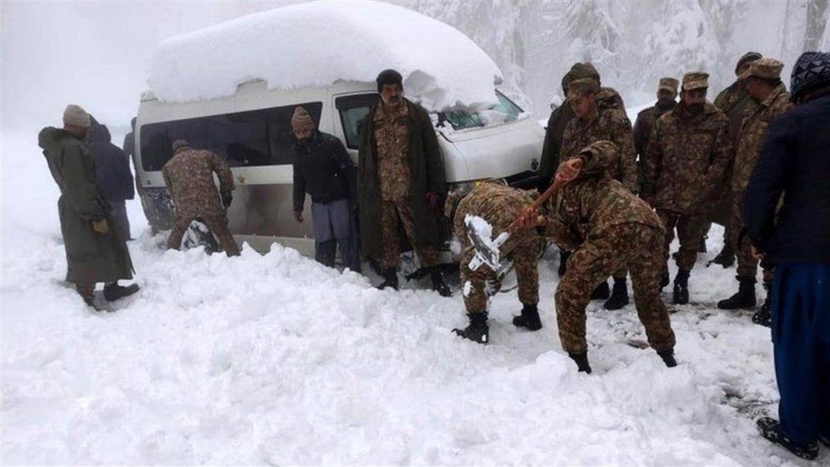 巴基斯坦暴风雪致21人死亡，大批游客被困高速