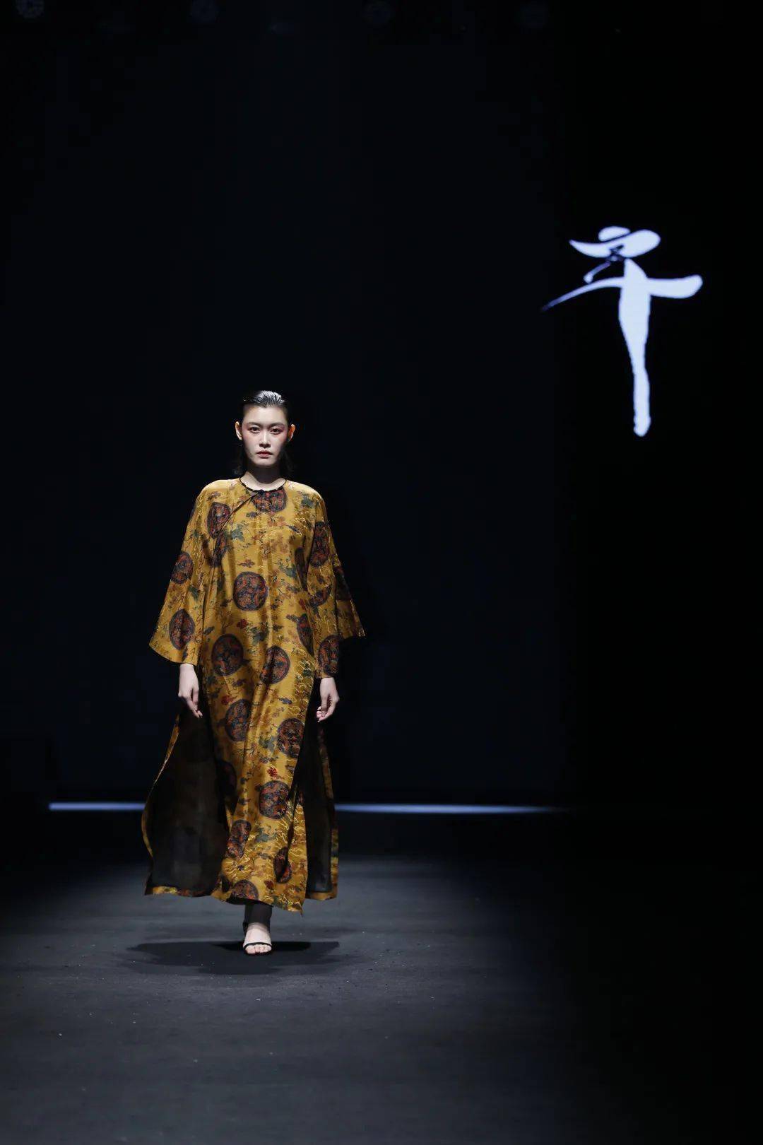 认为弘扬非遗文化是自己的本领,这次的走秀作品以蜀锦的创新为主题,把