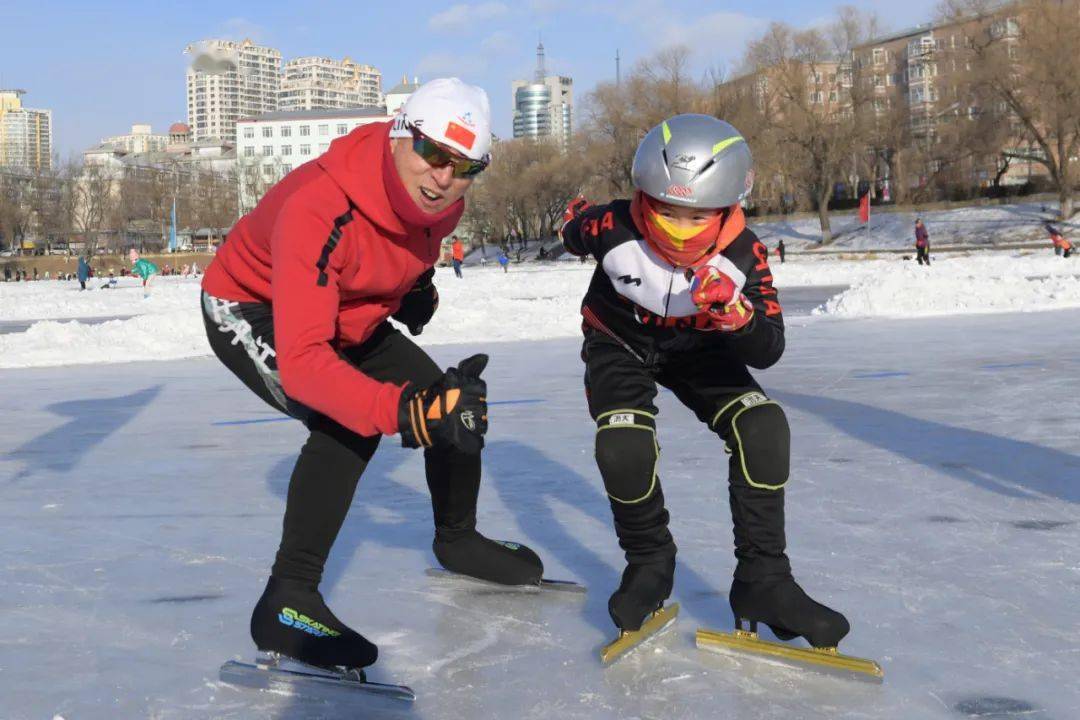 设计|月牙湖“五环滑冰场”上：有“老男孩儿”和冬奥梦想