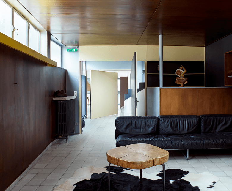 1950年,柯布西耶在巴黎公寓的露台上1960年,柯布西耶在巴黎公寓的工作