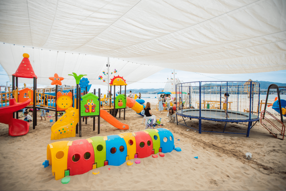 沙滩排球,足球运动场地,供游客在沙滩上体验游玩,专门开辟儿童游乐区