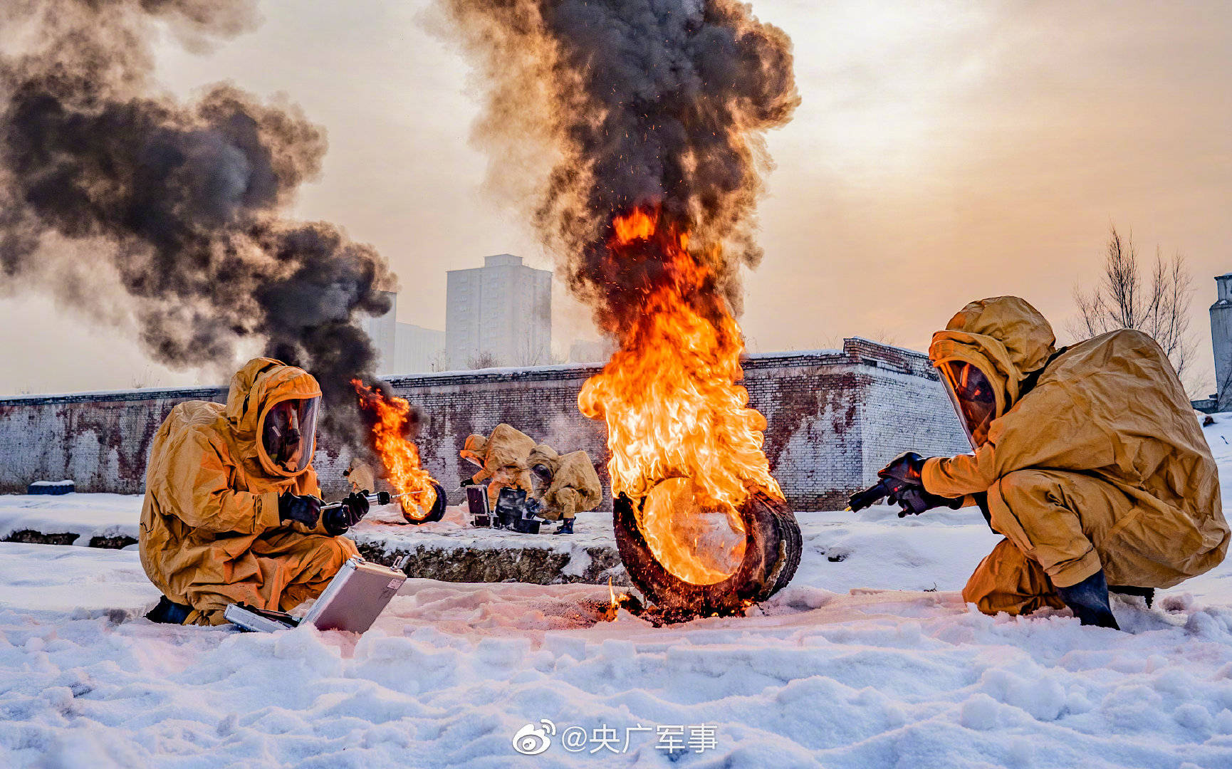 毒圈来袭直击武警防化兵硬核跑毒现场