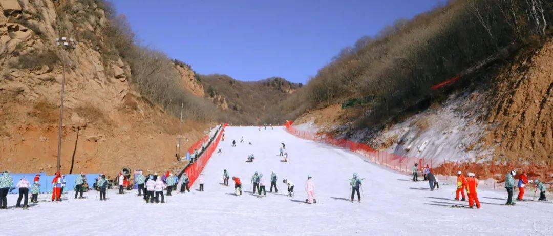 冰雪头条:金山岭滑雪场月中雪道全面开放,加速北京揽客