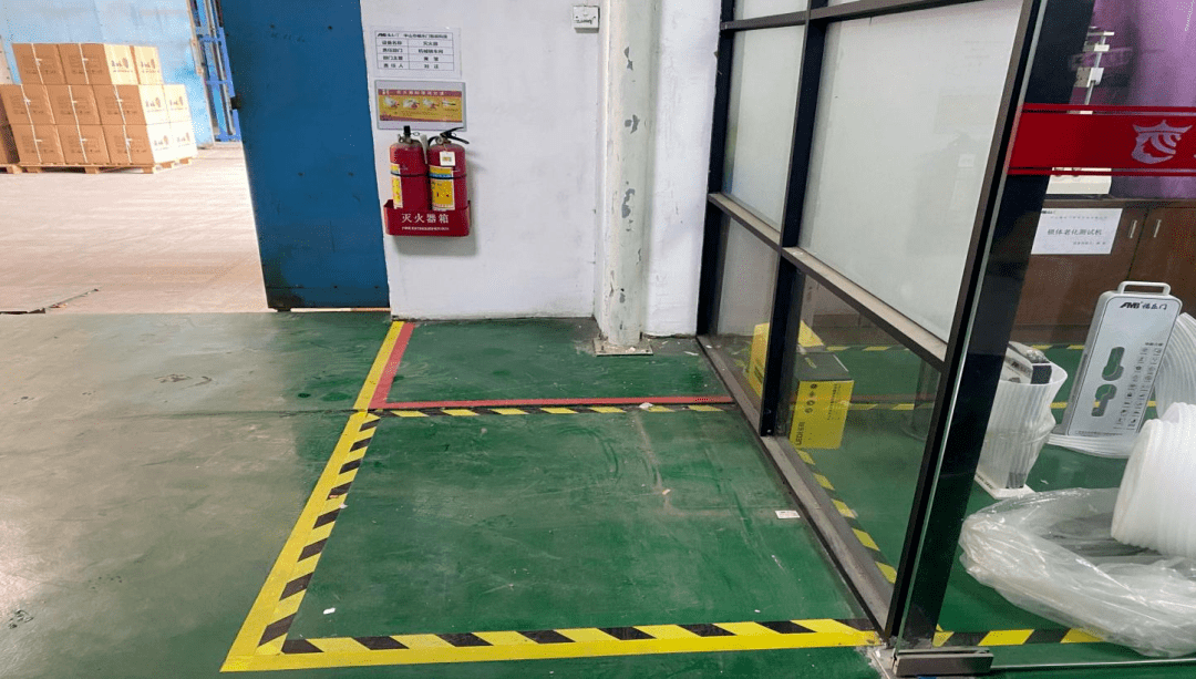 摆放,标识清晰明显货梯安全提示明显,防护闸门齐全车间安全通道畅通