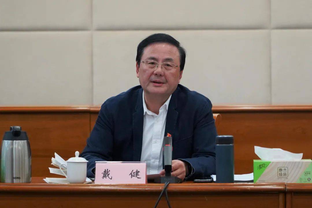 担当作为发挥头雁效应普陀区委常委会召开2021年度民主