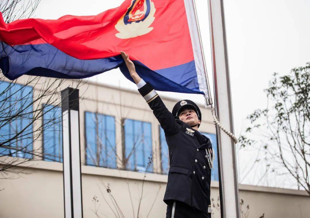 大家齊唱《中國人民警察警歌-人民公安向前進》,唱出了