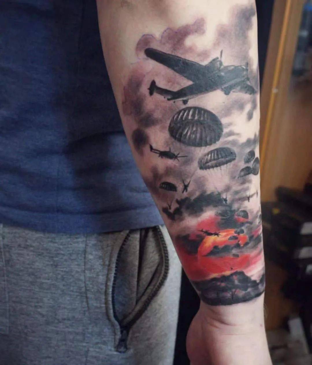 从天而降的降落伞纹身_性能_的材料_救生伞