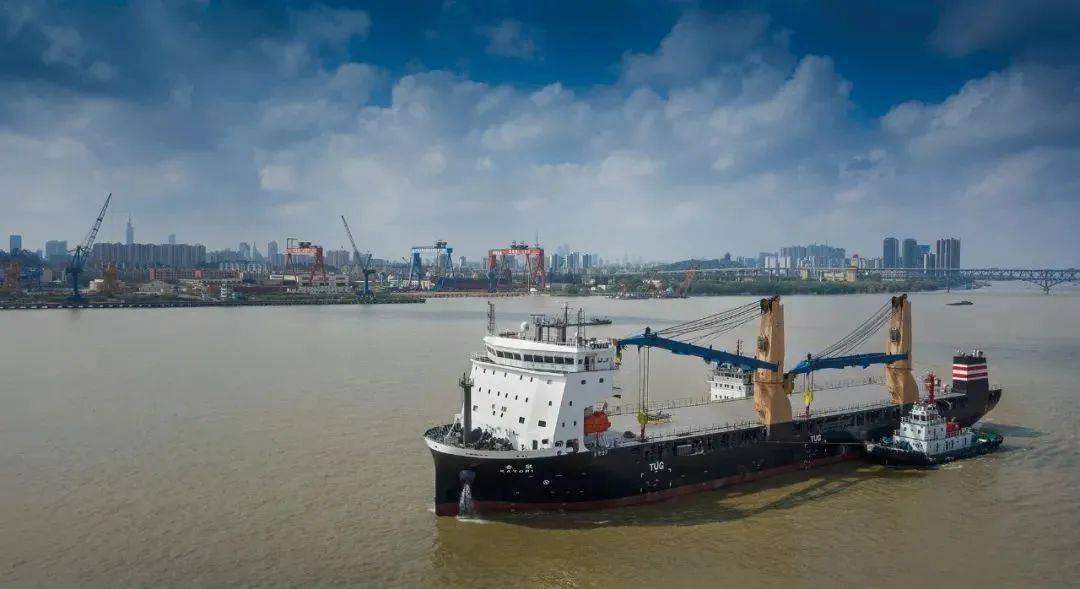 2022首艘南京金陵船厂顺利交付日本nyk集团第二艘12500吨多用途重吊船