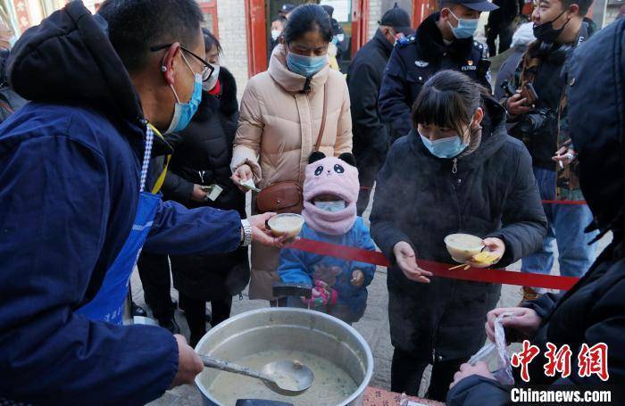 游客|青海民众逛古城过腊八