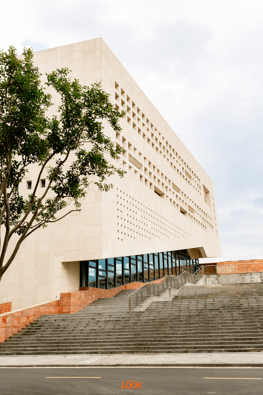 李政道图书馆360度无死角大气好拍的现代建筑,整齐排列的内嵌式小窗格