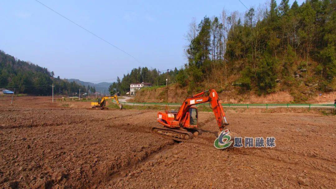 高标准农田建设是指通过田块整治,土壤改良,灌排沟渠和田间道路配套等