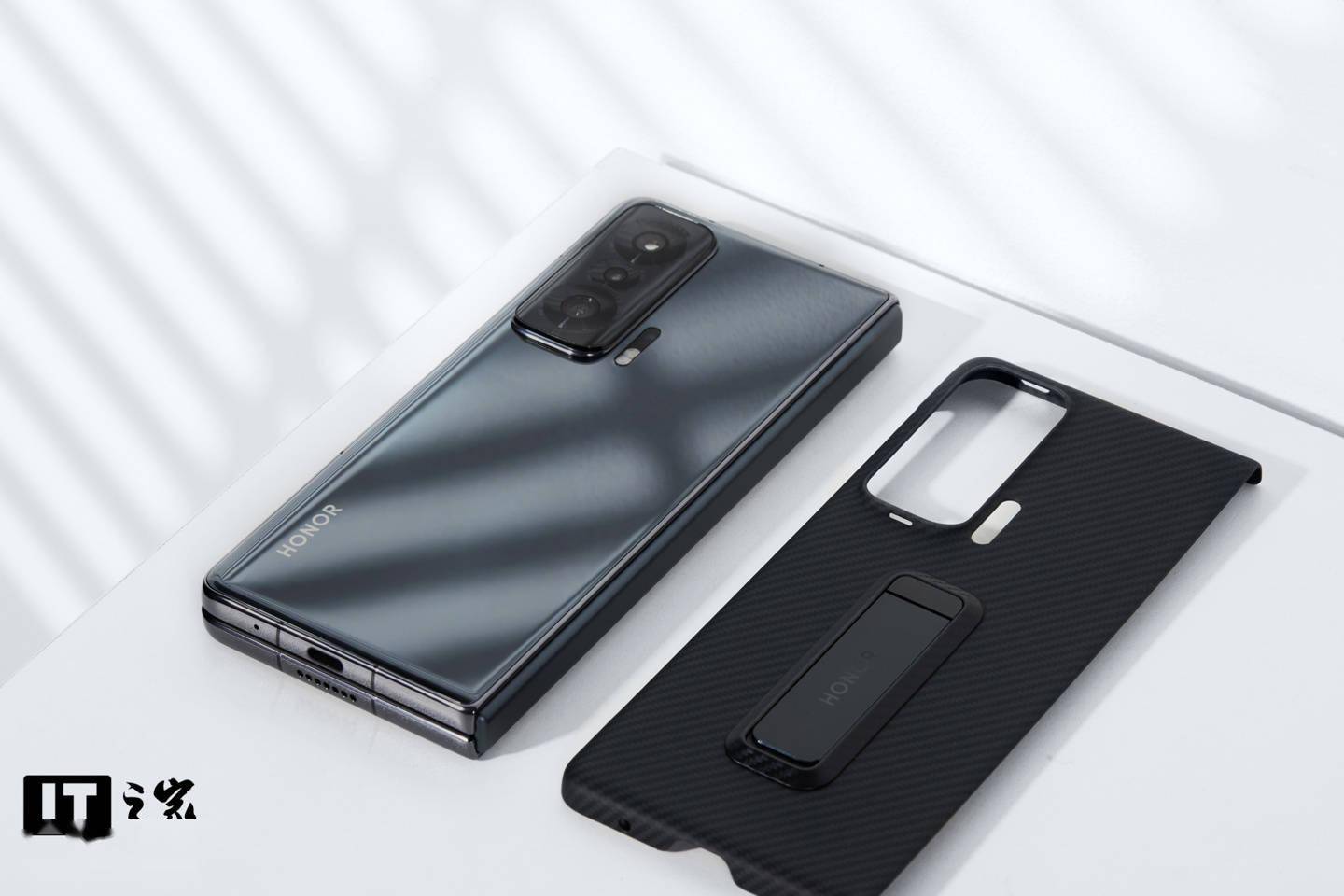 【IT之家开箱】荣耀首款折叠屏手机 Magic V 图赏：对称美学